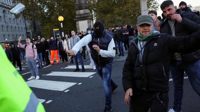 Geger Pendukung Israel Serang Aksi Pro-Palestina di Inggris A counter-protester throws a can in front of police officers on the day of a demonstration in solidarity with Palestinians in Gaza, amid the ongoing conflict between Israel and the Palestinian Islamist group Hamas, in London, Britain, November 11, 2023. REUTERS/Hannah McKay TPX IMAGES OF THE DAY