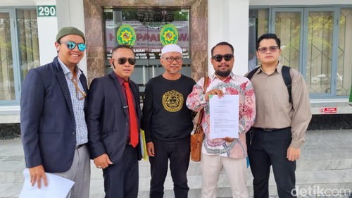 Tim GIBERAN (Giliran Berantakan) saat ditemui di Pengadilan Negeri Solo, Senin (13/11/2023).