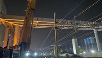 Konstruksi JPO akses stadion JIS dirancang menggunakan struktur atas dengan konstruksi baja, pelat lantai pracetak serta pondasi dengan kombinasi tiang pancang beton dan baja.