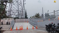 Pembangunan JPO JIS dilaksanakan oleh kontraktor AMKA Inti Beton Indo Trans Konstruksi KSO dan konsultan pengawas PT Seecons dengan nilai kontrak konstruksi Rp95 miliar.