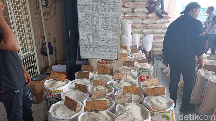 Harga beras mulai merangkak naik sejak November 2023. Kini harga beras medium dan premium telah melampaui harga eceran tertinggi yang ditetapkan pemerintah.