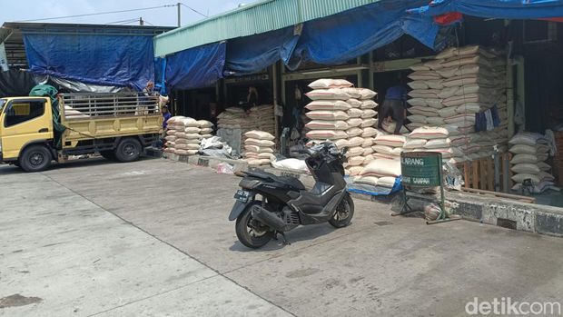 Harga Beras di Pasar Induk Cipinang Naik Jadi Rp 13.000/Kg, Penjualan Anjlok