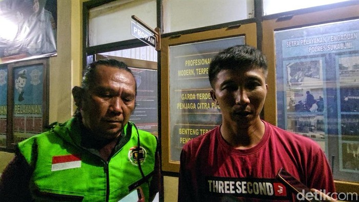 Iko (baju merah) didampingi keluarganya mencabut laporan di Polres Sukabumi, Senin (13/11/2023).