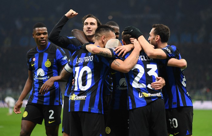 Soccer Football - Serie A - Inter Milan v Frosinone - San Siro, Milan, Italy - November 12, 2023 Inter Milans Federico Dimarco celebrates scoring their first goal with teammates REUTERS/Daniele Mascolo
