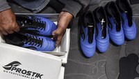 Sepatu yang diproduksi secara manual atau buatan tangan itu diekspor ke Malaysia dengan harga Rp 110 ribu per pasang. 