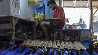 Perajin menyelesaikan pembuatan sepatu sepakbola di Bojong Nangka, Kota Tasikmalaya, Jawa Barat, Senin (13/11/2023).