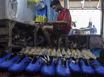 Intip Proses Produksi Manual Sepatu Bola di Tasikmalaya yang Diekspor ke Malaysia