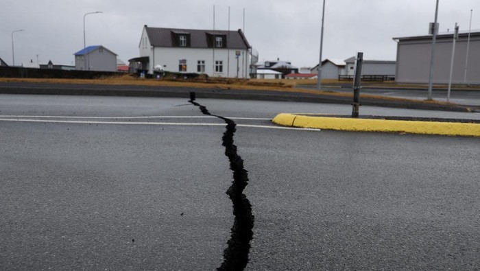 Cracks emerge on a road due to volcanic activity near a police station, in Grindavik, Iceland November 11, 2023.   RUV/Ragnar Visage/Handout via REUTERS    THIS IMAGE HAS BEEN SUPPLIED BY A THIRD PARTY. NO RESALES. NO ARCHIVES. MANDATORY CREDIT