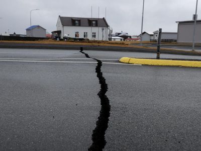 Jalan di Islandia Banyak Retakan Imbas Aktivitas Gunung Berapi
