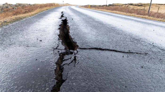 Jalan di Islandia Banyak Retakan Imbas Aktivitas Gunung Berapi Cracks emerge on a road due to volcanic activity near a police station, in Grindavik, Iceland November 11, 2023. RUV/Ragnar Visage/Handout via REUTERS THIS IMAGE HAS BEEN SUPPLIED BY A THIRD PARTY. NO RESALES. NO ARCHIVES. MANDATORY CREDIT