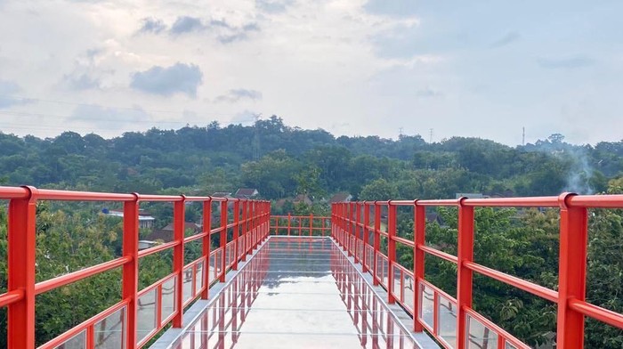 Jembatan kaca Tinjomoyo, Kota Semarang.