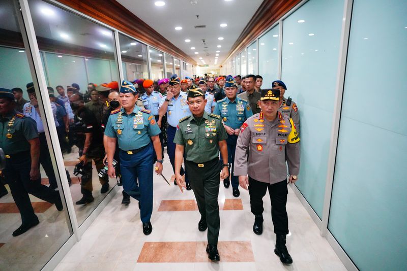 Jenderal Agus Subiyanto ditemani Panglima TNI dan Kapolri saat tiba di DPR (dok. Istimewa)