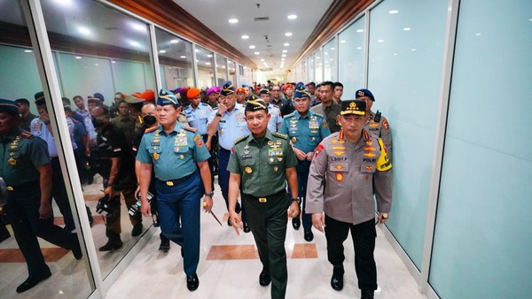 Momen Panglima-Kapolri Doa Bersama hingga Antar Jenderal Agus ke DPR