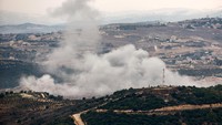 Asap mengepul di atas Lebanon, terlihat dari perbatasan Israel-Lebanon di Israel utara, Minggu (12/11/2023).  