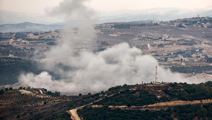 Smoke rises over Lebanon, as seen from Israel-Lebanon border in northern Israel, November 12, 2023. REUTERS/Evelyn Hockstein     TPX IMAGES OF THE DAY