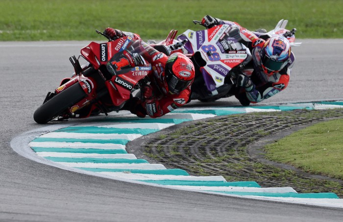 MotoGP - Malaysian Grand Prix - Sepang International Circuit, Sepang, Malaysia - November 12, 2023  Prima Pramac Racings Jorge Martin and Ducati Lenovo Teams Francesco Bagnaia in action during the race REUTERS/Hasnoor Hussain