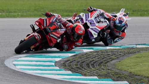 MotoGP - Malaysian Grand Prix - Sepang International Circuit, Sepang, Malaysia - November 12, 2023  Prima Pramac Racings Jorge Martin and Ducati Lenovo Teams Francesco Bagnaia in action during the race REUTERS/Hasnoor Hussain