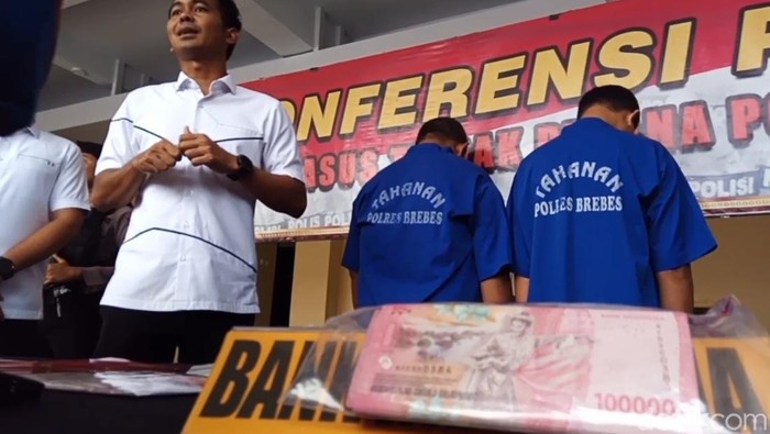 Jumpa pers kasus pengungkapan pengedar uang palsu di Brebes, Senin (13/11/2023).