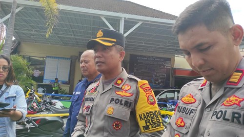 Kabag Ops Polresta Denpasar Kompol I Ketut Tomiyasa memberikan keterangan kepada wartawan terkait balap liar, Senin (13/11/2023).