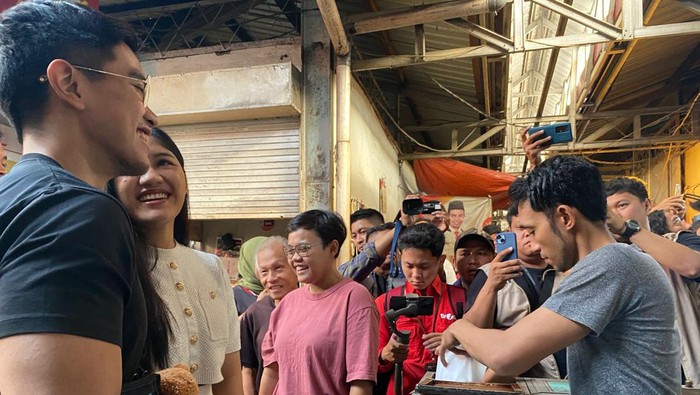 Ketua Umum (Ketum) PSI Kaesang Pangarep dan istri Erina Gudono mengunjungi Pasar Sei Sikambing, Medan, Sumatera Utara (Sumur). Kaesang dan Erina memborong kopi hingga jepitan di pasar, Senin (13/11/2023).