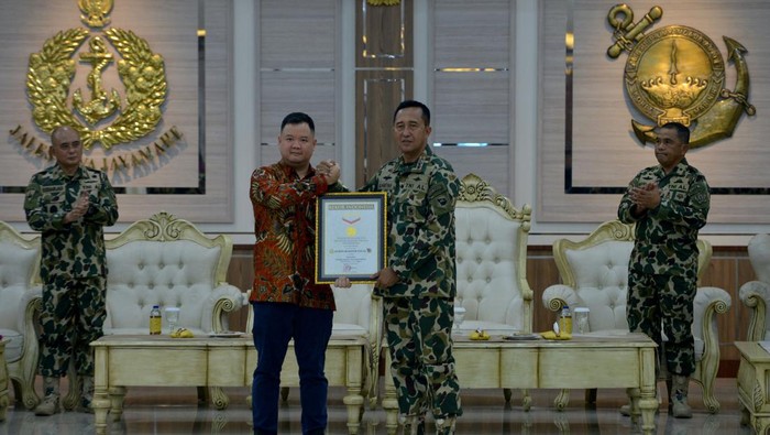 Kala Prajurit Marinir Diganjar MURI Korps Marinir mendapatkan penghargaan MURI atas kerjasama dengan Eiger yang berhasil mengibarkan bendera Merah Putih terbesar sepanjang 61,82 meter dan berat mencapai 232,4 kg.