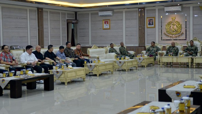Kala Prajurit Marinir Diganjar MURI Korps Marinir mendapatkan penghargaan MURI atas kerjasama dengan Eiger yang berhasil mengibarkan bendera Merah Putih terbesar sepanjang 61,82 meter dan berat mencapai 232,4 kg.