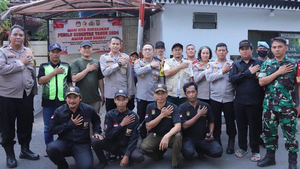Kapolres Jaksel, Kombes Ade Ary meninjau pos satkamling di 10 kecamatan untuk memastikan anggota satkamling juga berjaga pada siang. (dok Ist)