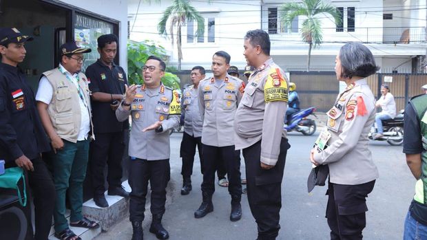 Kapolres Jaksel, Kombes Ade Ary meninjau pos satkamling di 10 kecamatan untuk memastikan anggota satkamling juga berjaga pada siang. (dok Ist)