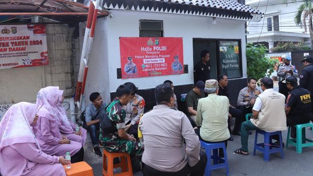 Kapolres Jaksel, Kombes Ade Ary meninjau pos satkamling di 10 kecamatan untuk memastikan anggota satkamling juga berjaga pada siang. (dok Ist)