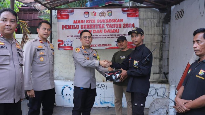 Kapolres Jaksel Tinjau Pos Satkamling Mampang, Beri Bantuan Senter untuk Warga (dok ist)