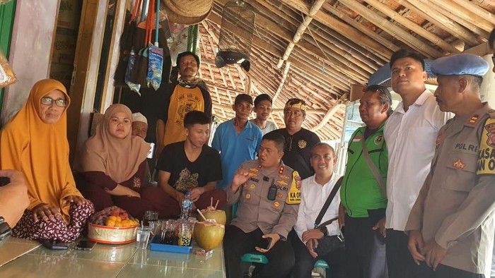 Kapolres Sukabumi AKBP Maruly Pardede mengunjungi kediaman B alias Iko (35) korban salah tangkap oknum anggotanya