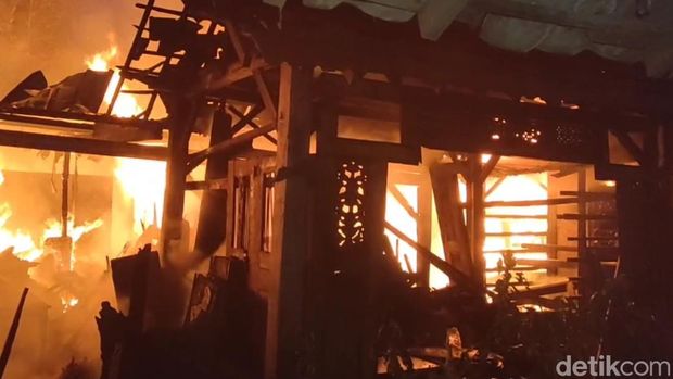 Petugas pemadam kebakaran kota Pekalongan, berupaya memadamkan api di lokasi kebakaran, Senin (13/11/2023).