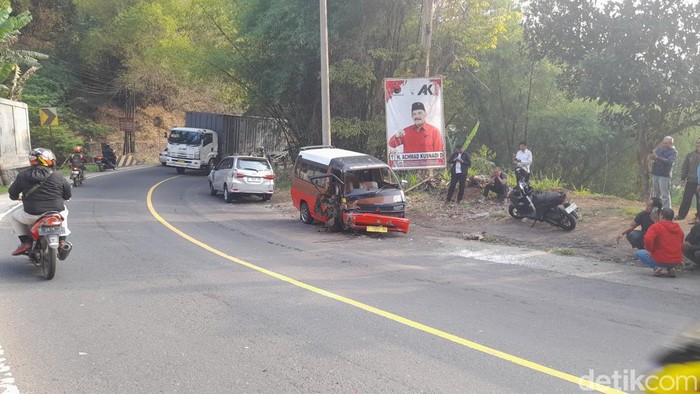 Kecelakaan melibatkan tiga kendaraan terjadi di Jalan Raya Bandung - Cirebon atau tepatnya di  Kawasan Cigendel, Kecamatan Pamulihan, Kabupaten Sumedang, Senin (13/11/2023)