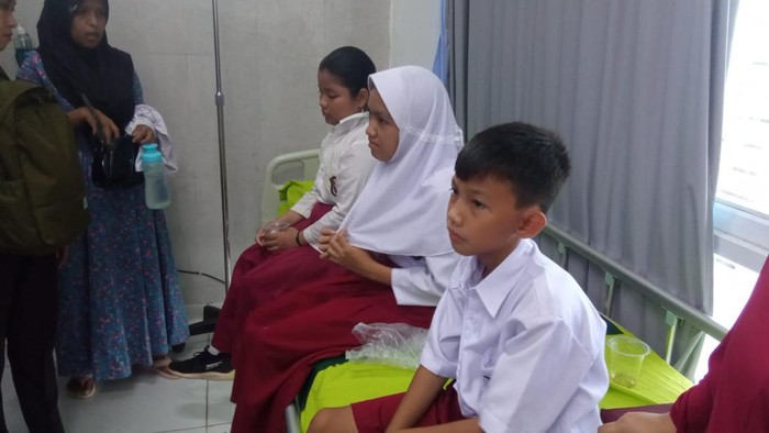 Siswa SDN 2 Somawangi mengalami keracunan usai makan jajanan makaroni keliling, Senin (13/11/2023).