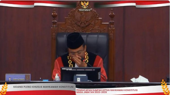 Ketua MK Suhartoyo menangis (YouTube MK)