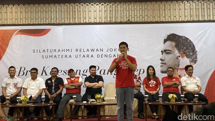 Ketum PSI Kaesang Pangarep bertemu relawan Jokowi di Medan. Dia meminta relawan memenangkan pasangan Prabowo Subianto-Gibran Rakabuming Raka di Pilpres 2024. (Devi P/detikcom)