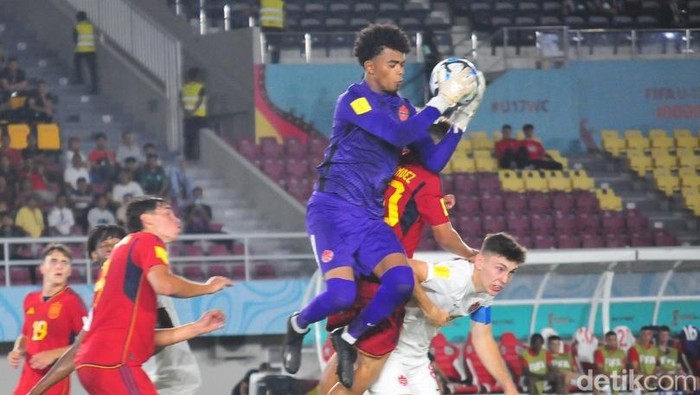 Kiper Kanada U-17, Nathaniel Abraham saat melawan Spanyol di laga perdana grup B Piala Dunia U-17 2023 Indonesia.