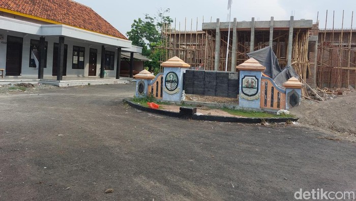 Kondisi Balai Desa Jamblang, Kecamatan Jamblang, Kabupaten Cirebon yang sedang dipugar oleh pemdes setempat.
