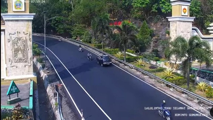 Kondisi lalu lintas di Jalan Jogja-Wonosari, Patuk, Kabupaten Gunungkidul, Senin (13/11/2023) pagi pukul 08.00 WIB.