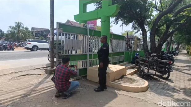 Kondisi pagar SMAN 5 Kota Jambi usai penyerangan sejumlah pelajar berseragam.