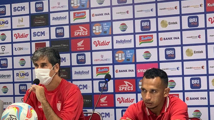 Pelatih Bali United, Stefano Cugurra alias Teco (bermasker) di Gianyar, Bali, pada Minggu malam (12/11/2023). Bali United kalah 1-2 dari Borneo FC.