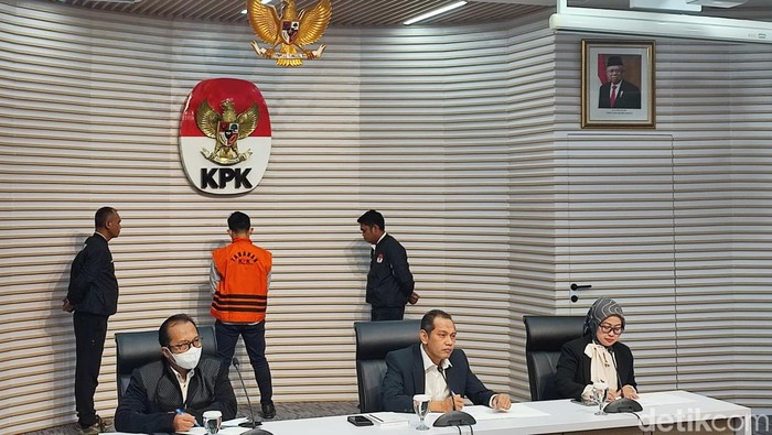 KPK menahan Direktur PT Putra Kharisma Sejahtera Zulfikar Fahmi terkait dugaan korupsi pembangunan jalur kereta api tahun anggaran 2018-2022 di DJKA Kemenhub. (Wilda HN/detikcom)