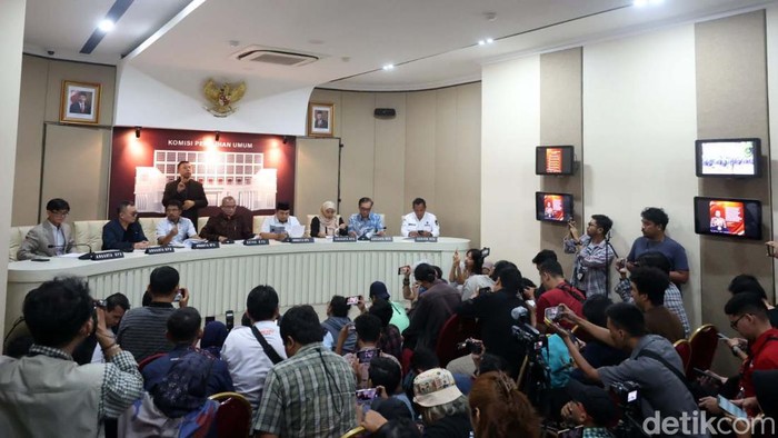 KPU Tetapkan Capres-Cawapres 2024 KPU resmi menetapkan 3 pasangan capres-cawapres. Penetapan dilakukan setelah KPU menggelar rapat pleno tertutup.