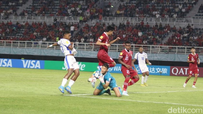 Laga Indonesia U-17 vs Panama U-17 lanjutan Grup A Piala Dunia U-17 2023 di Stadion Gelora Bung Tomo, Surabaya. Laga kedua tim berakhir dengan skor imbang 1-1.