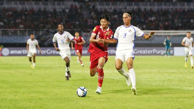 Laga Timnas Indonesia U-17 melawan Panama dalam Piala Dunia U-17 di Stadion Gelora Bung Tomo, Surabaya, Jawa Timur, Senin (13/11/2023) malam. (Deny Prastyo Utomo/detikJatim)