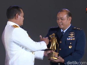 Penerima Soedirman Awards 2023 Tentara Penjaga Wilayah NKRI TNI AU: Letkol Bambang