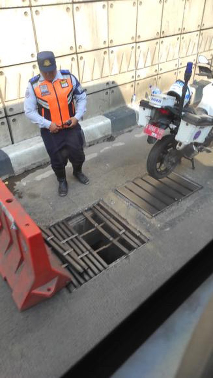 Lubang di underpas Mampang Prapatan, Jaksel, biang kerok kemacetan 13 November 2023 pagi. (Dokumentasi RR Ajeng/warga pengguna jalan)