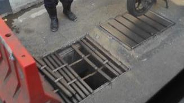 Lubang di underpas Mampang Prapatan, Jaksel, biang kerok kemacetan 13 November 2023 pagi. (Dokumentasi RR Ajeng/warga pengguna jalan)