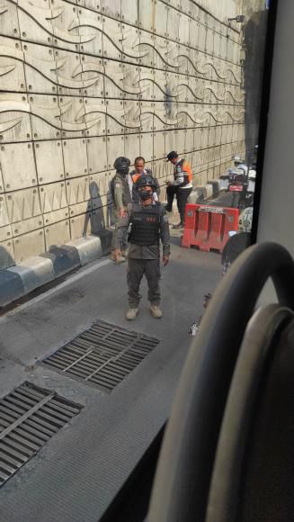 Lubang di underpas Mampang Prapatan, Jaksel, biang kerok kemacetan 13 November 2023 pagi. (Dokumentasi RR Ajeng/warga pengguna jalan)
