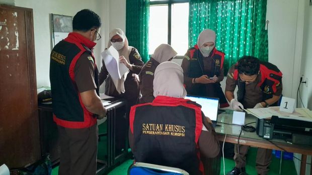 Penyidik Kejati DIY menggeledah kantor Kalurahan Candibinangun, Sleman, Senin(13/11/2023).